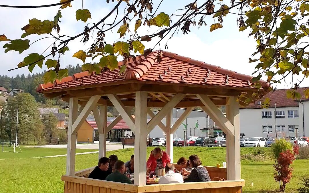 Donacija Zavodu Prizma Ponikve, bivalni enoti Sodražica v obliki postavitve vrtnega paviljona, junij 2022